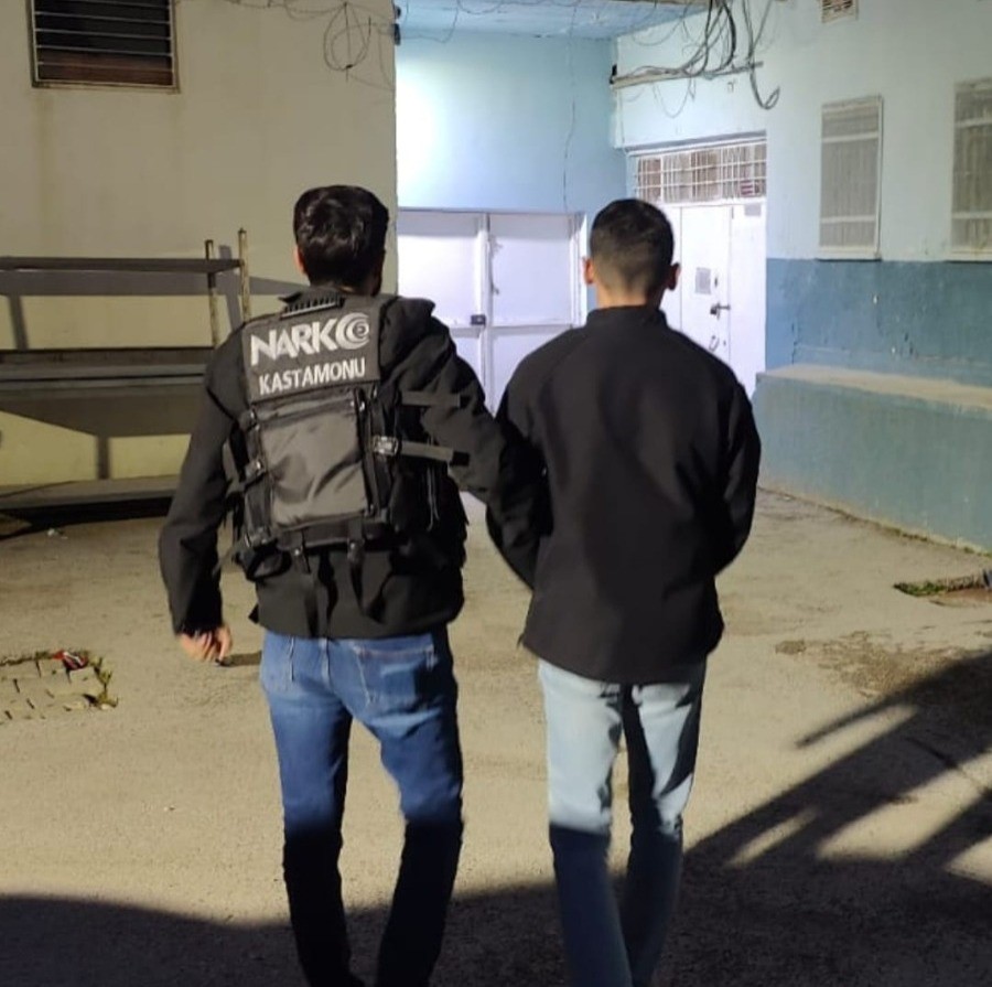 kastamonuda uyusturucu ticaret sucundan aranan sahis polisten kacamadi uDWLVuD4
