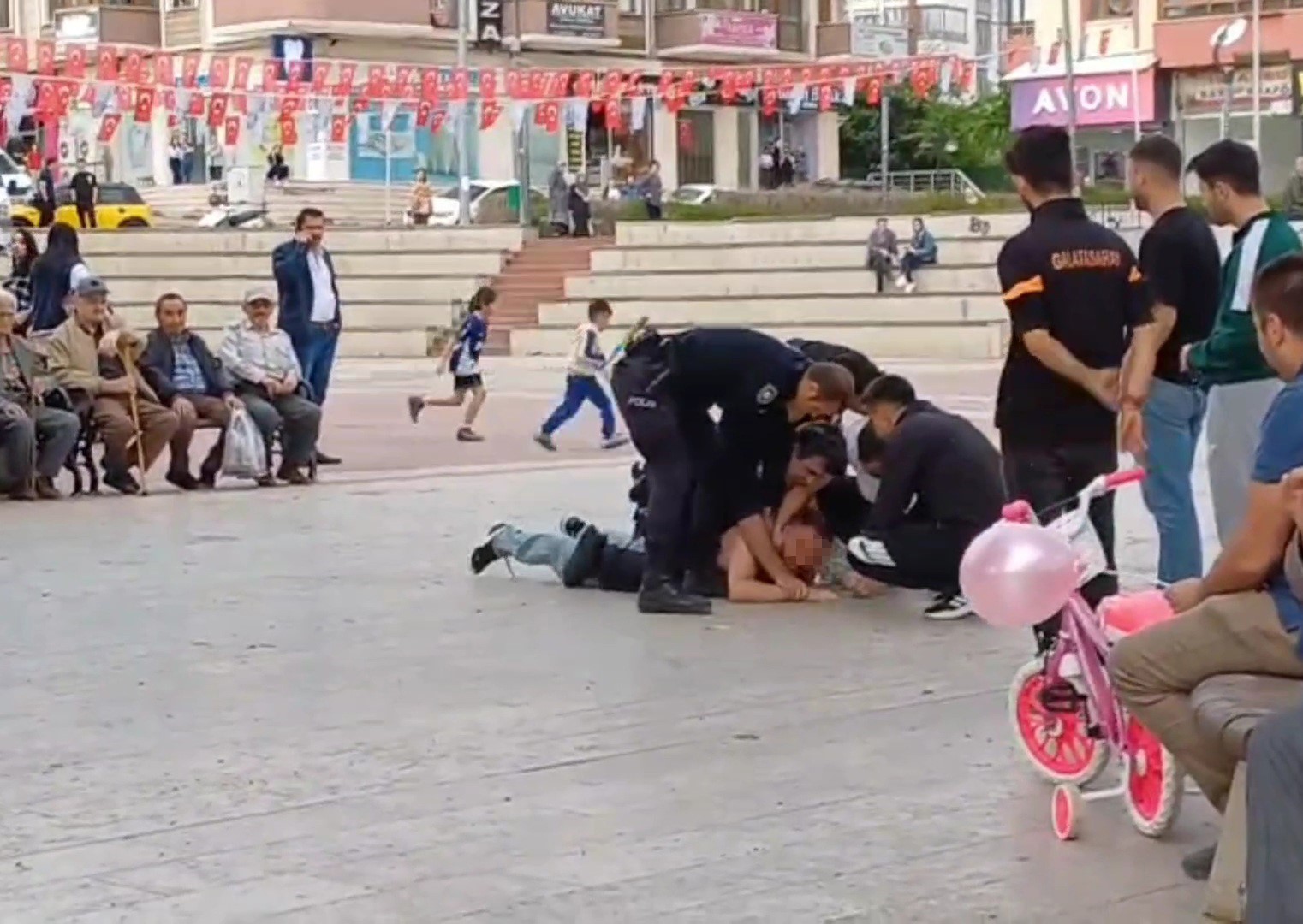 kavgaya karisan sahis polis ekiplerine zor anlar yasatti Nskw2sl5
