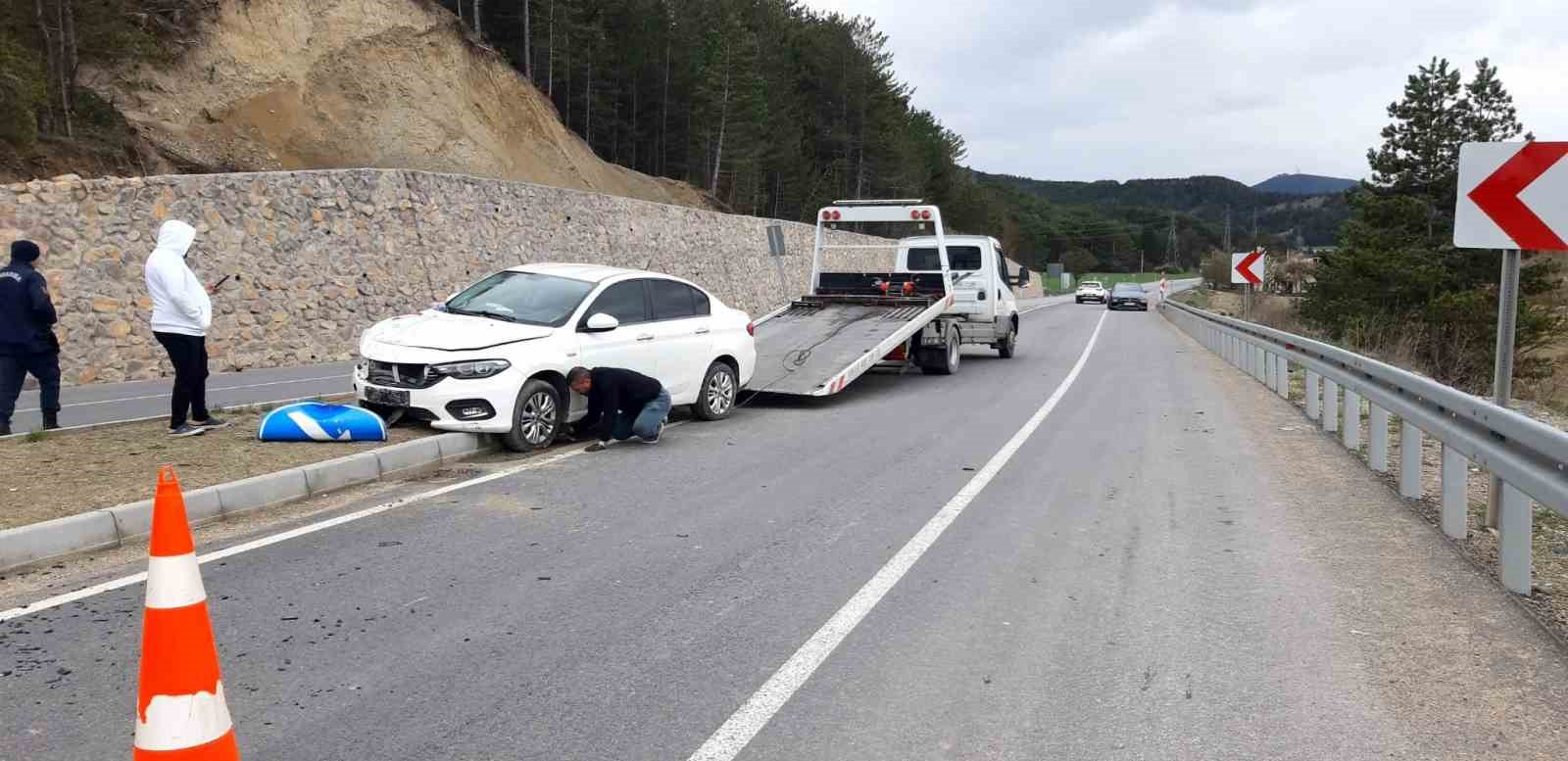 kontrolden cikan otomobil orta refuje savruldu 2 yarali YBQDDI4p