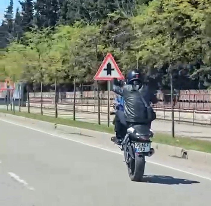 orduda motosiklet ile trafikte sov yapan surucuye ceza yagdi B5DvRML2