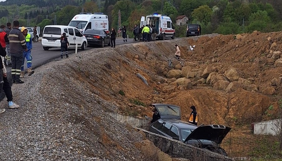 otomobil yol calismasi icin alternatif acilan yoldan sarampole uctu 3 yarali 91N7EbYw