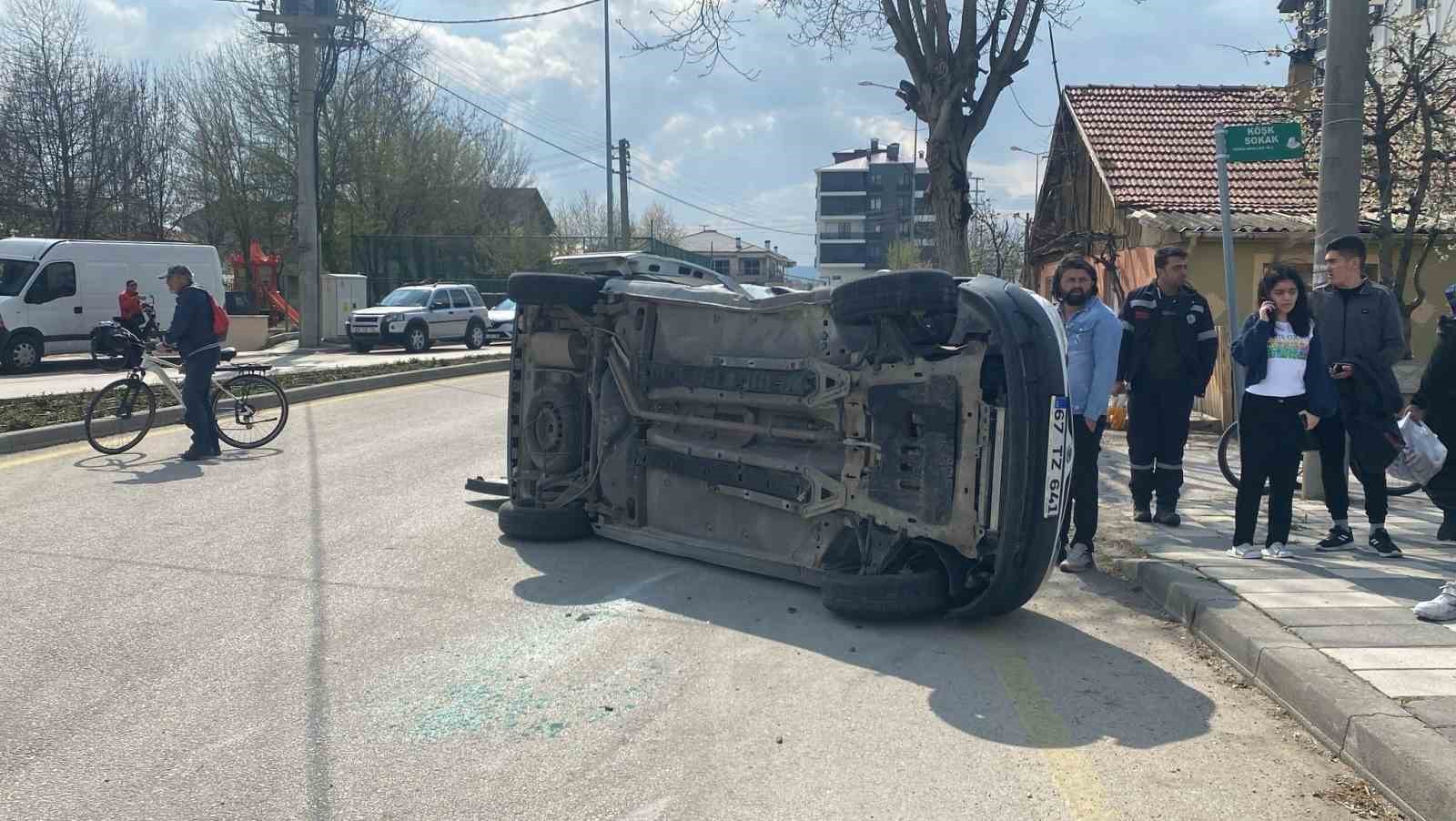 otomobille carpisan ticari arac yola devrildi 3 yarali zSgIjkHR