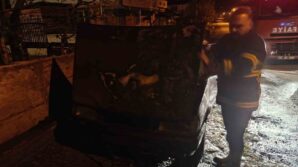 park halindeyken alevlere teslim olan tofas fiat marka otomobilde maddi hasar meydana geldi DVcBb6Jm