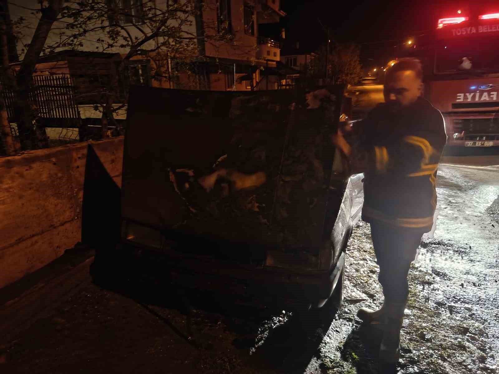 park halindeyken alevlere teslim olan tofas fiat marka otomobilde maddi hasar meydana geldi DVcBb6Jm