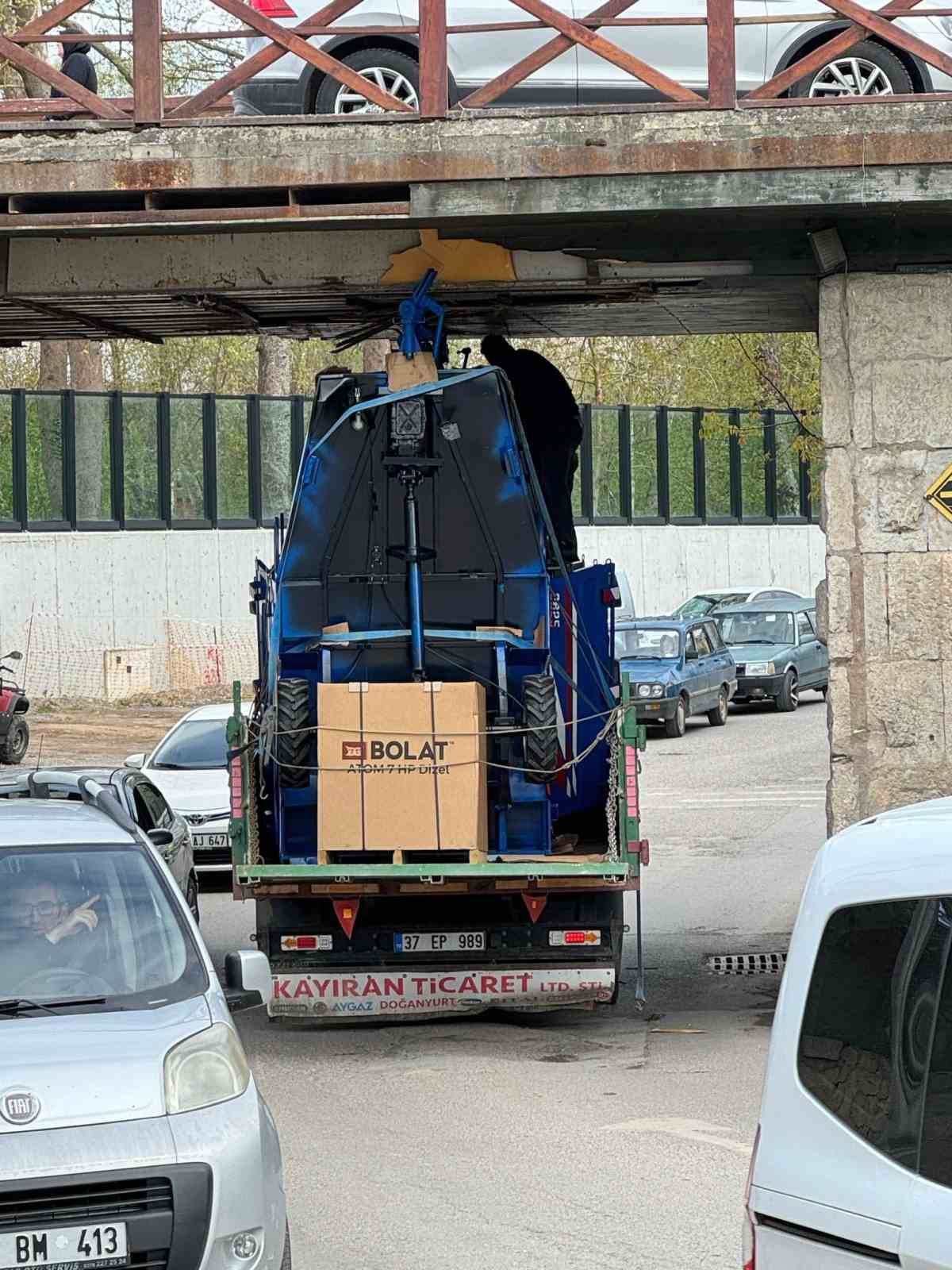 romork yuklu kamyon kopruye takildi pzgcSGF5