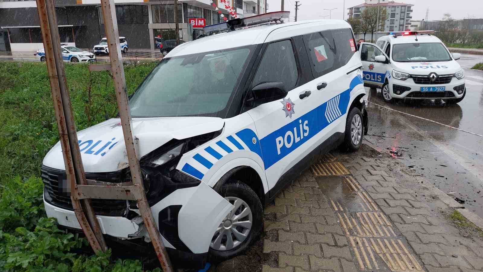 samsunda polis aracina minibus carpti 1i polis 2 yarali hhMIzqVL
