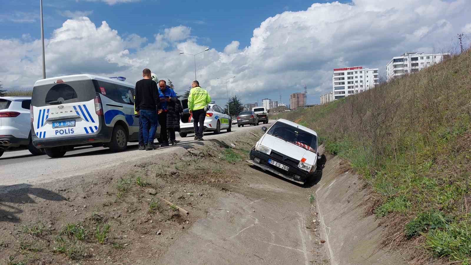 samsunda yoldan cikan otomobil su kanalina girdi 1 yarali UyiVvB8a