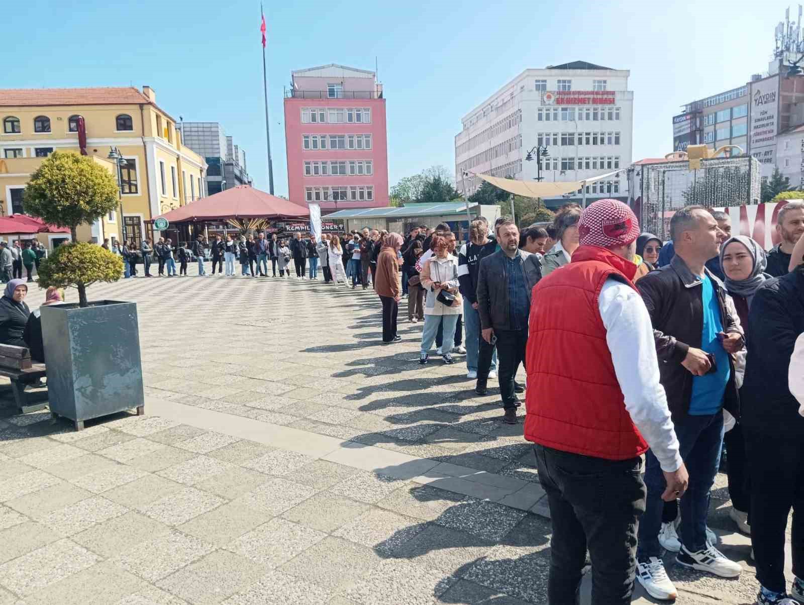 samsunsporlu taraftarlardan galatasaray macina yogun ilgi rVOc9bZn