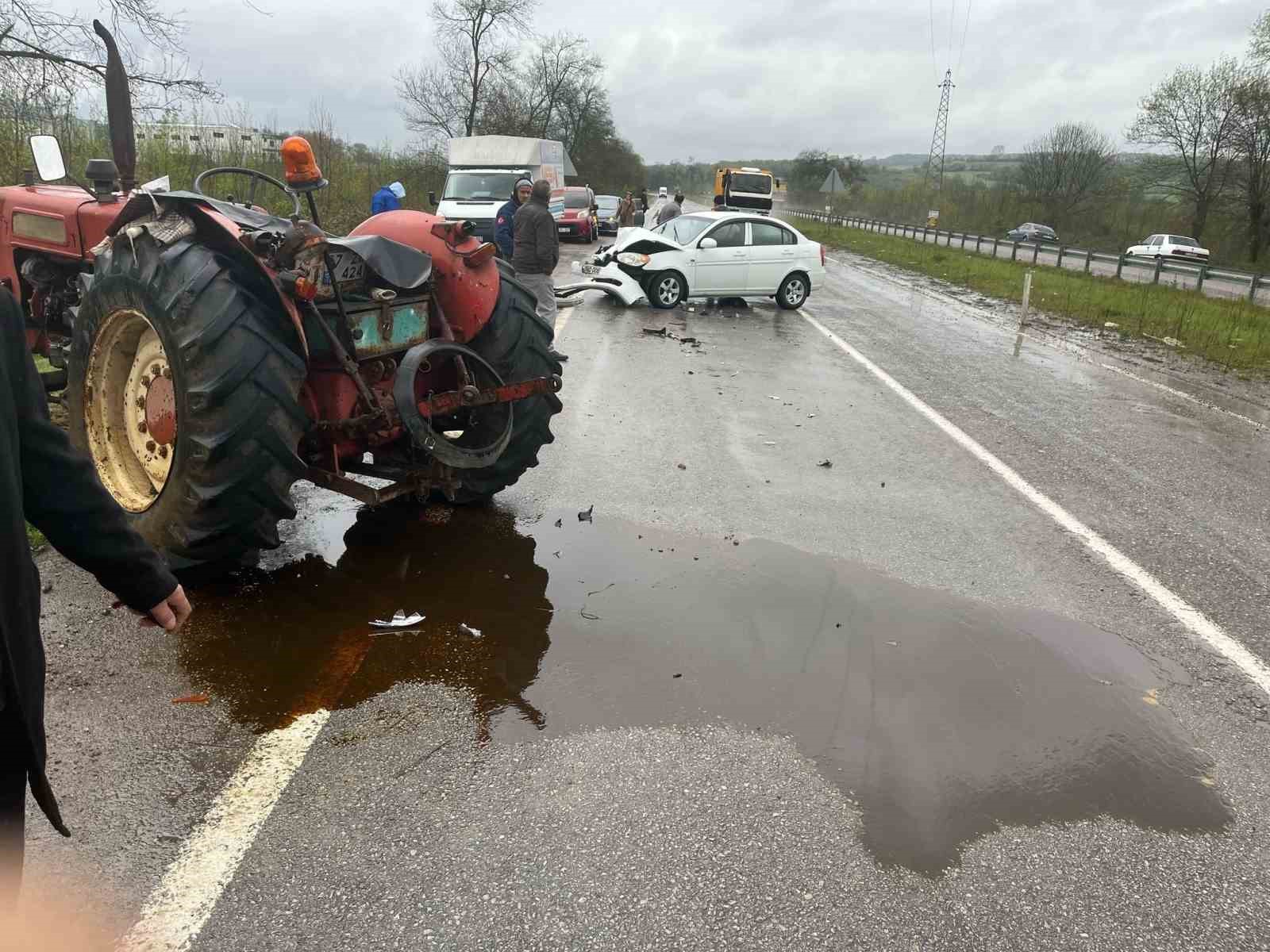 seyir halinde giden otomobil traktorecarpti 2 yarali NntVjzH2