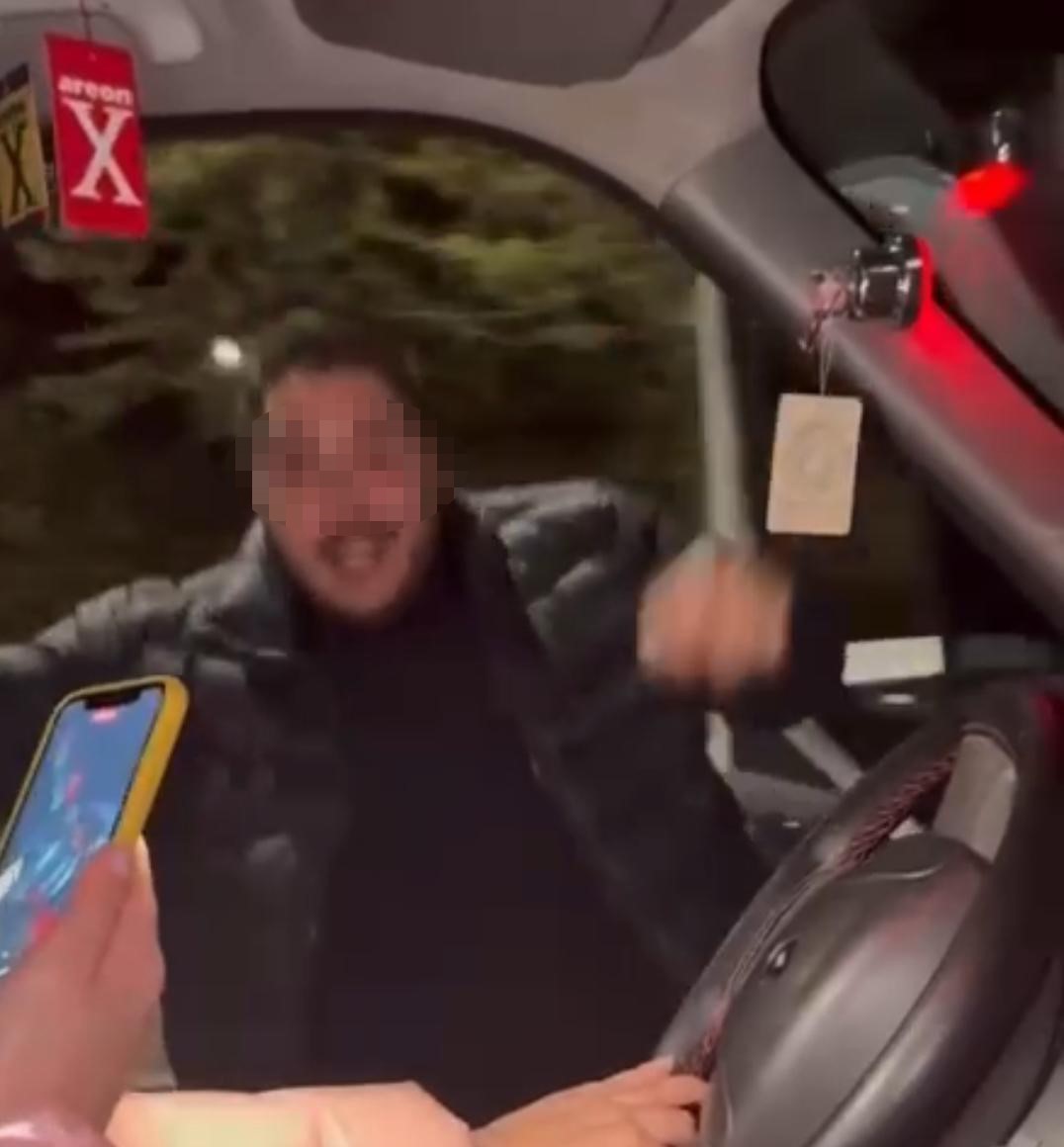 seyir halindeki aracin kapisini acan surucu dans ederken yere dustu qvhz8NaA