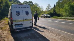 seyir halindeki otomobilin uzerine kaya parcasi dustu 2si cocuk 5 yarali YwcZQA5M