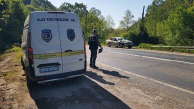 seyir halindeki otomobilin uzerine kaya parcasi dustu 2si cocuk 5 yarali YwcZQA5M