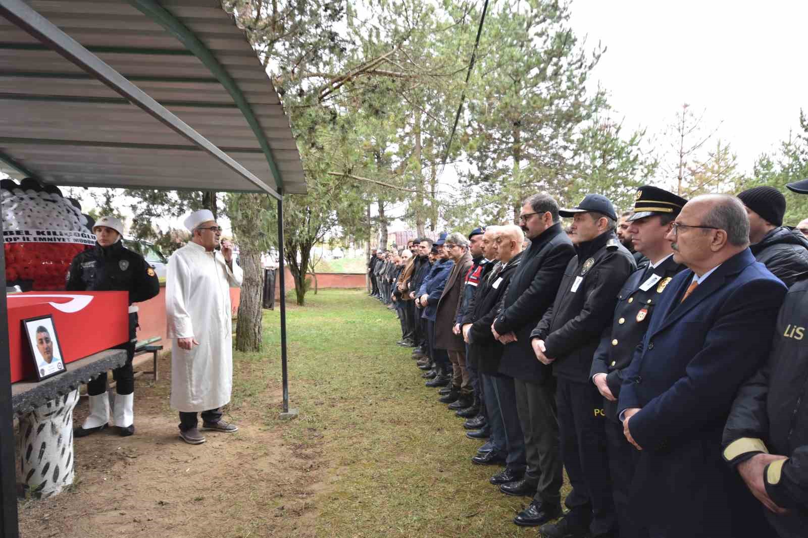 sinopta kalp krizi gecirerek hayatini kaybeden polis memuru topraga verildi sQVbD52J