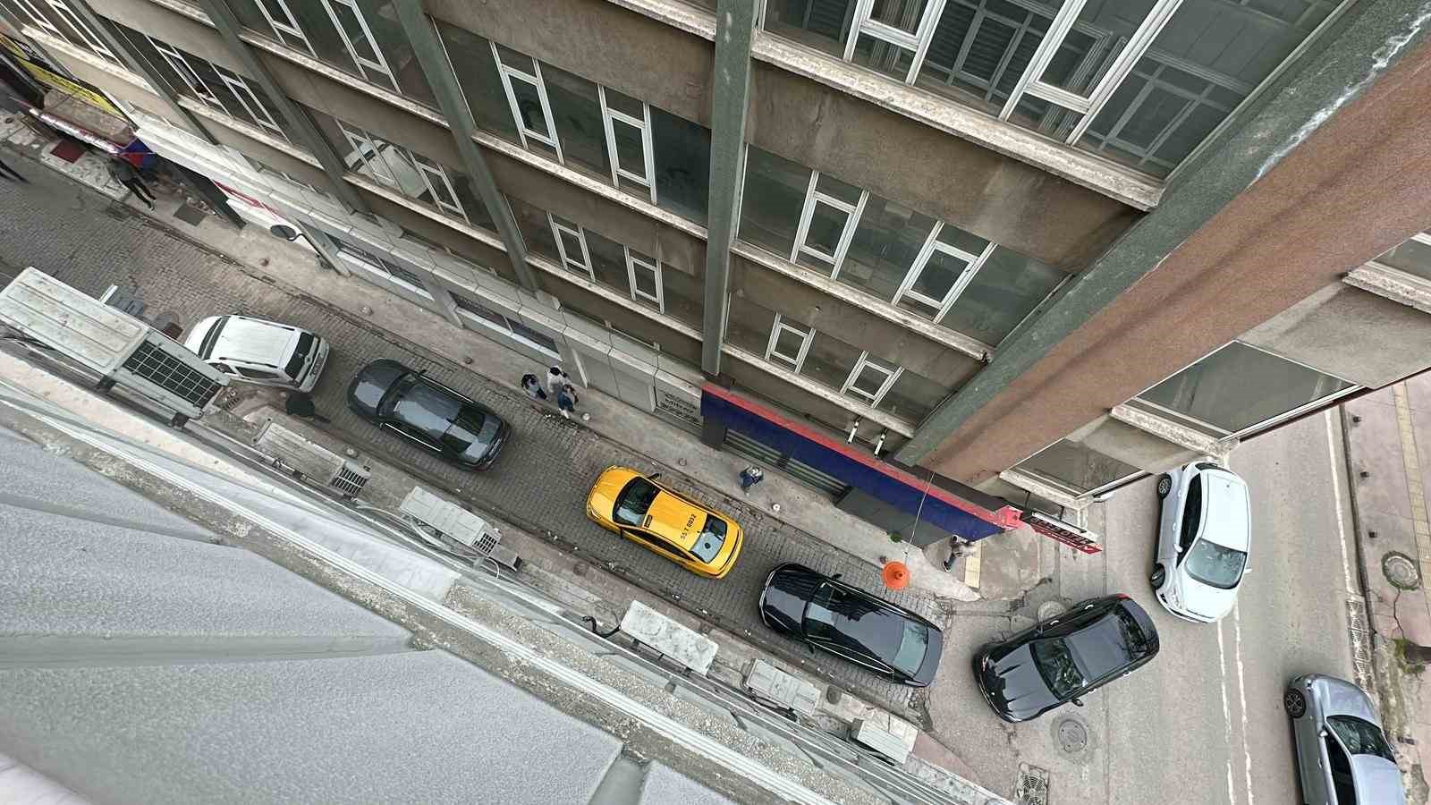 sorumsuz surucu aracini yol ortasina park etti trafigi kilitledi atuFWHMT