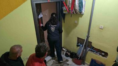 tahliye kararina direnen kadin ekipler tarafindan evden cikartildi Dxb2hhHa