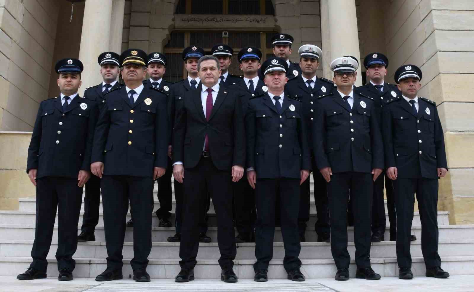 tarihi bina onunde 88 yil sonra ayni poz bAPyszsG