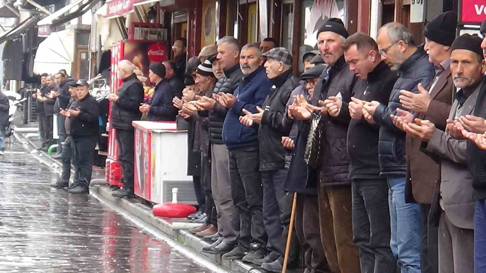 tarihi ilcede kar yagisina ragmen esnaf gelenegi bozmadi HtJhGOwg