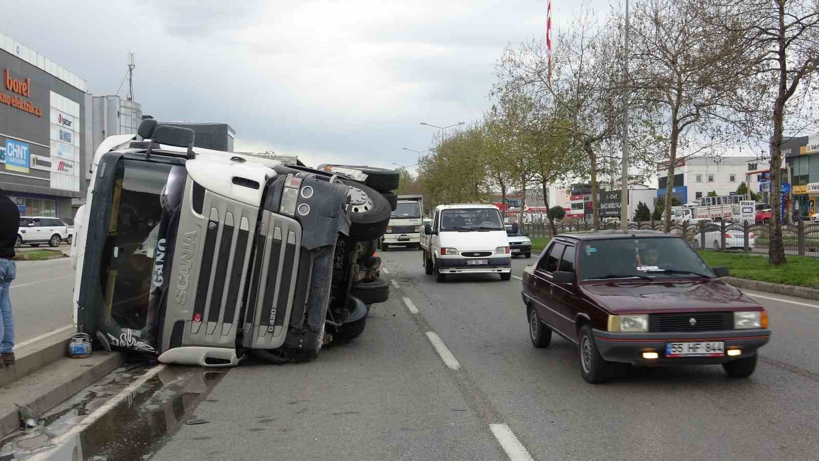 temizlik malzemesi yuklu tir devrildi 1 yarali fHPZVA6D