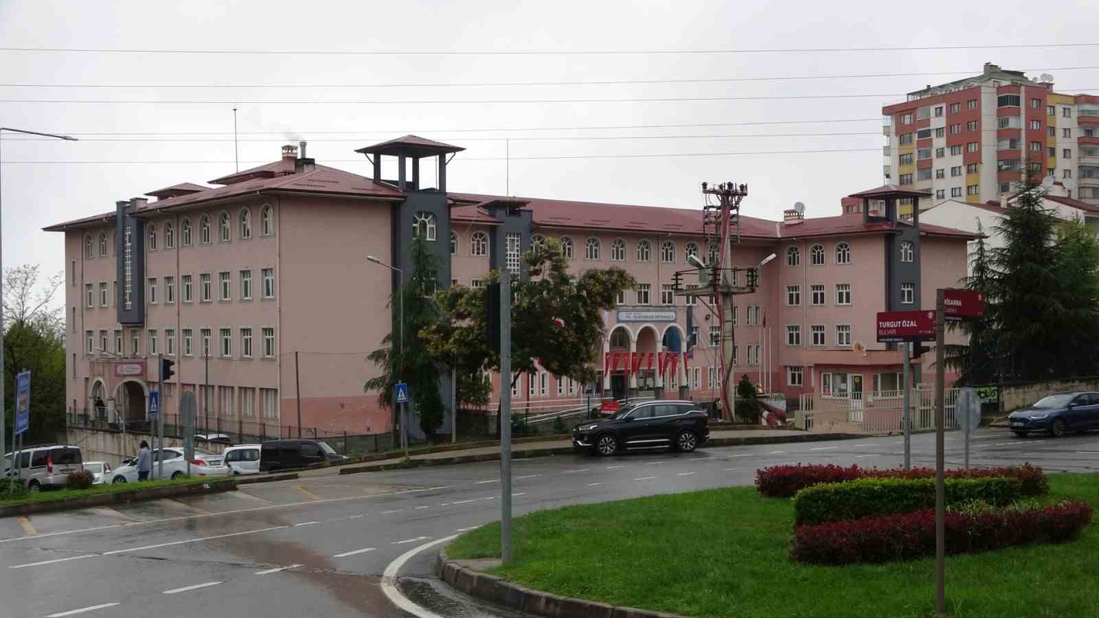 trabzonda veli okulda ogretmeni darp etti