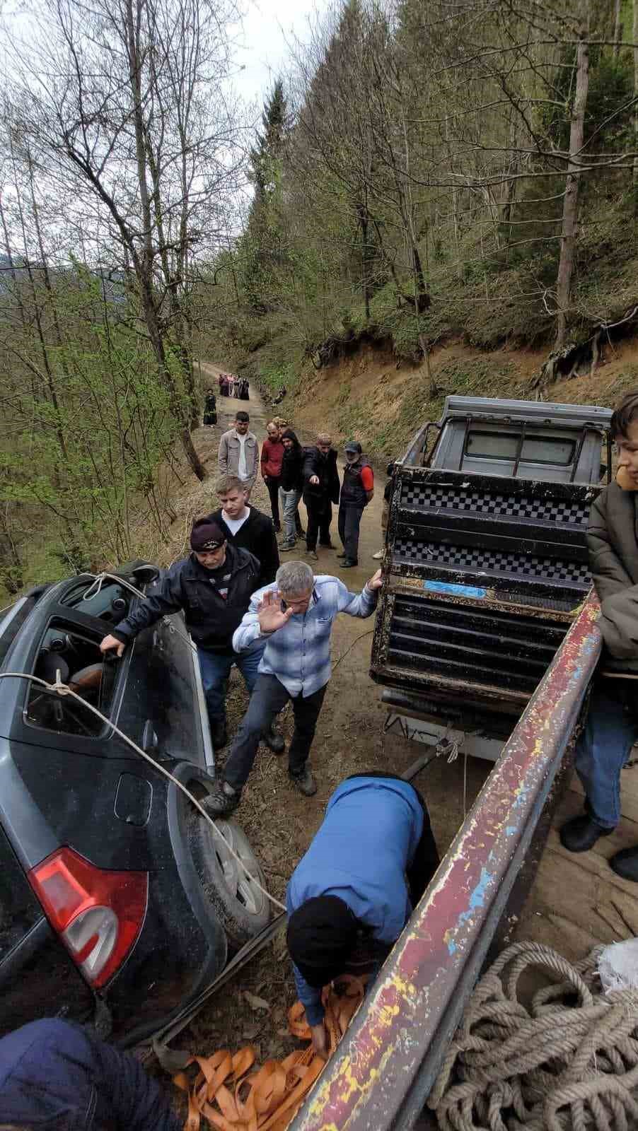 ucurumda mahsur kalan araci cekerek kurtardilar Ef4diuna