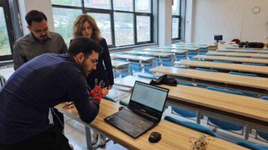 universite ogrencilerinden isaret dilini sese ve yaziya ceviren akilli eldiven elitisim r11CCn7F
