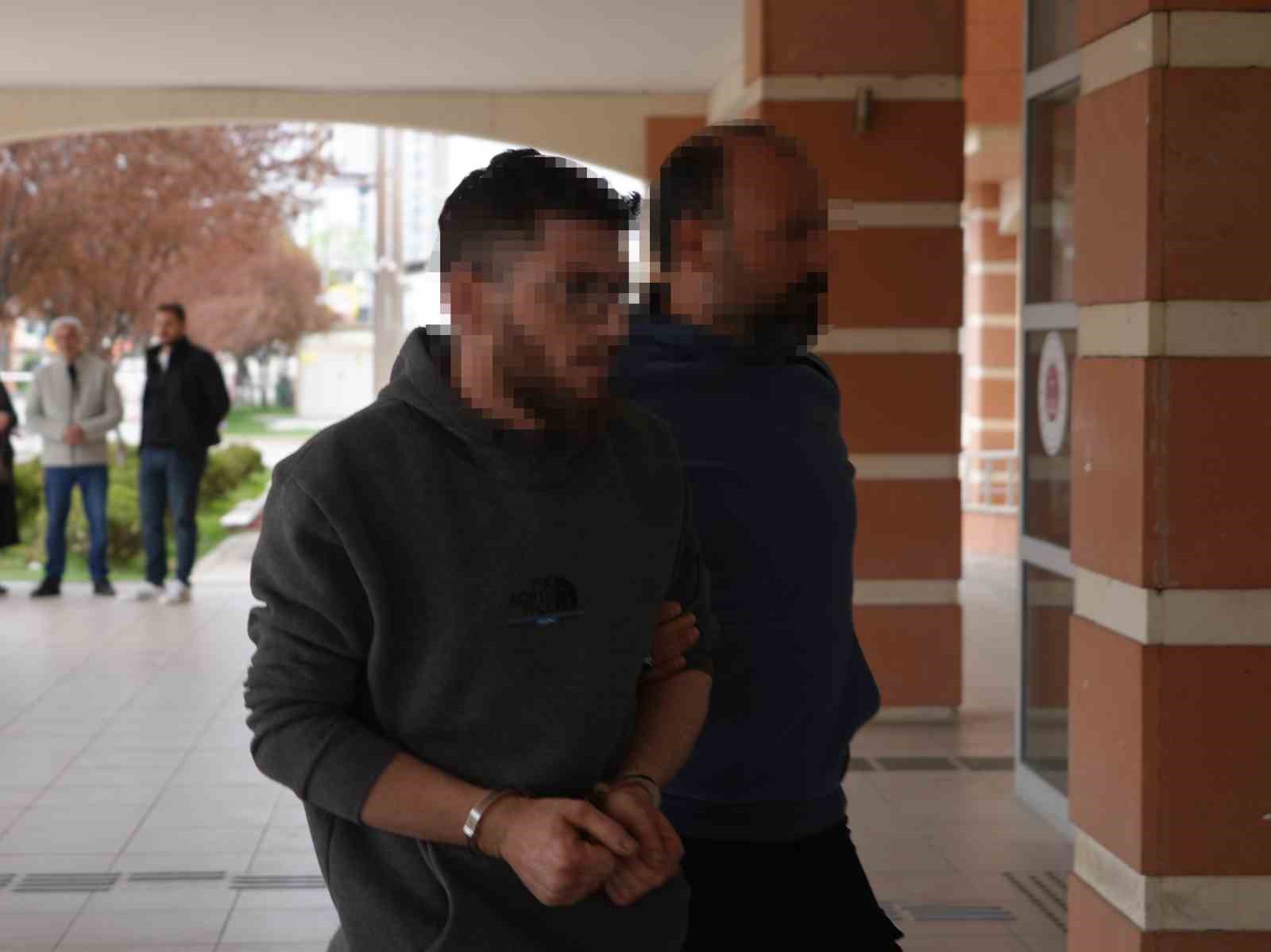 uyusturucu parasi icin aracta infaz edilmisti saniklarin yargilanmasina baslandi 2R2iKhTt