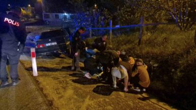 yarali surucuye kovalamaca sirasinda pesinde olan polisler yardim etti ykaG16G9