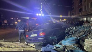 yoldan cikan otomobil elektrik diregine carpti jr5tL7US