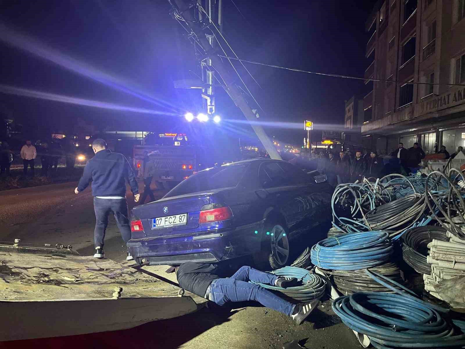 yoldan cikan otomobil elektrik diregine carpti jr5tL7US