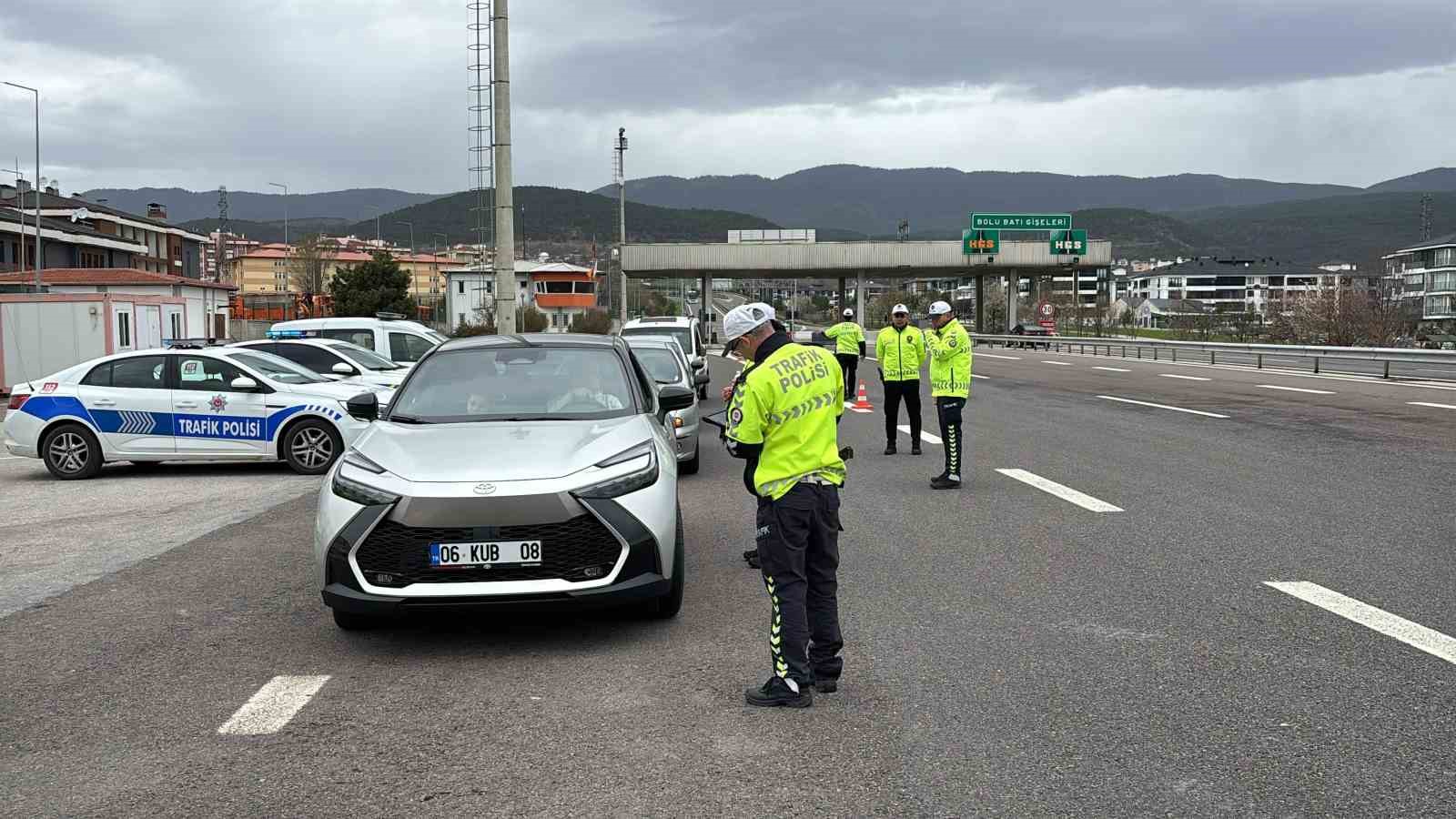 yollarda bayram donusu hareketliligi polisler tek tek denetledi lAsEMDfF