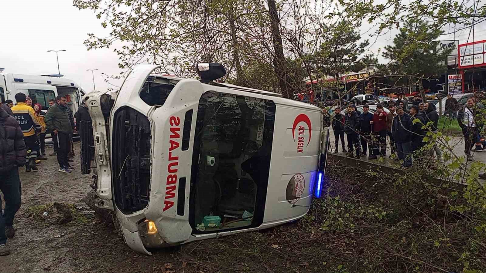 zonguldakta ambulans ile otomobil carpisti 6 yarali CcpKYIY8