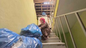 6 yillik bosanma davasinin ardindan evden tahliye edilen kadin catiya sigindi fPPESHfL