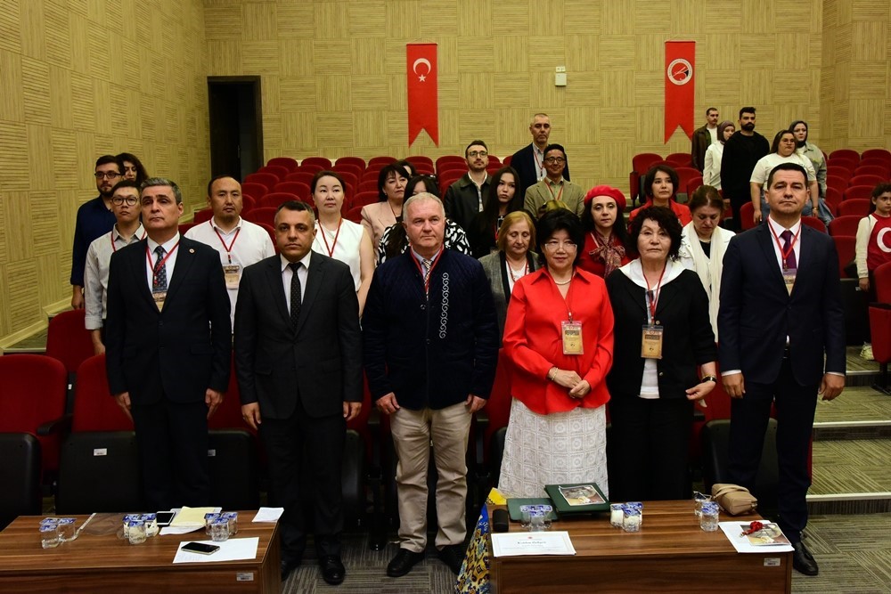 abay ve turk dunyasinin dili edebiyati ve kulturu kastamonuda bulustu