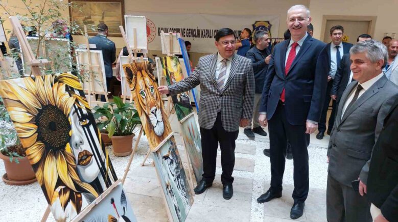 adliye koridorunda el sanatlari sergisi aDwjjykZ