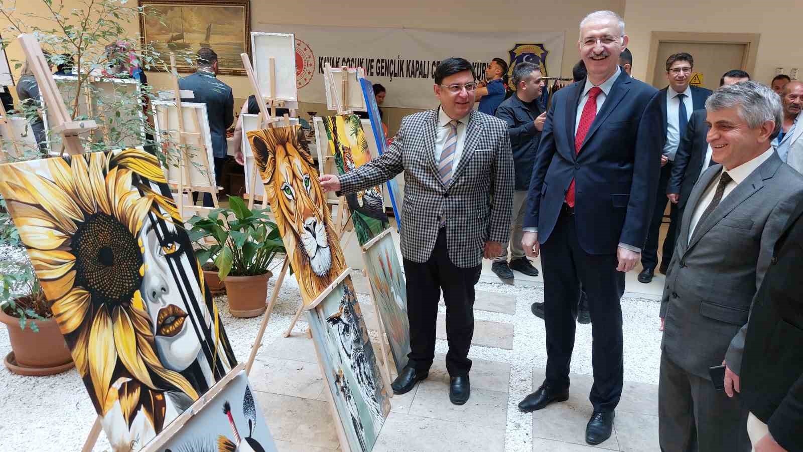 adliye koridorunda el sanatlari sergisi aDwjjykZ