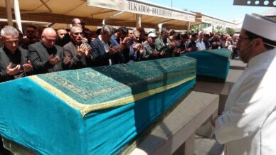 agabeyi tarafindan olduren sahis ile kanserden olen babasi topraga verildi A9uLhqDn