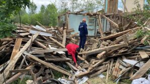 ahsap evin yikim calismasinda 1 isci gocuk altinda kaldi el84MaQN