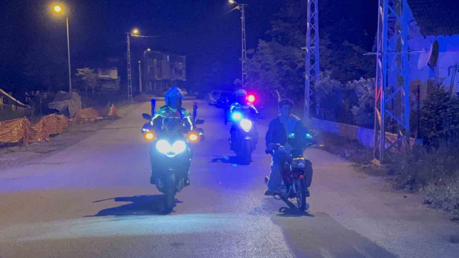 akrobasi hareketleri pahaliya patladi kovalamaca ile yakalanan motosikletlilere 65 bin lira ceza
