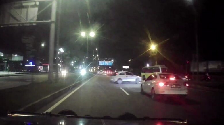 alkollu ve ehliyetsiz surucunun makas atip kaza yaptigi anlar kamerada PLtYQ6Oj