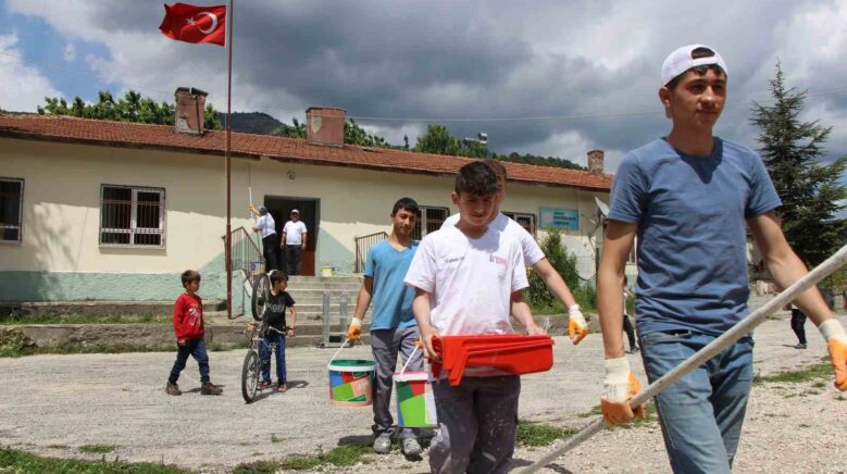 amasyada koy okulunu liselilerin tamir takimi boyadi NmMRKZ5p
