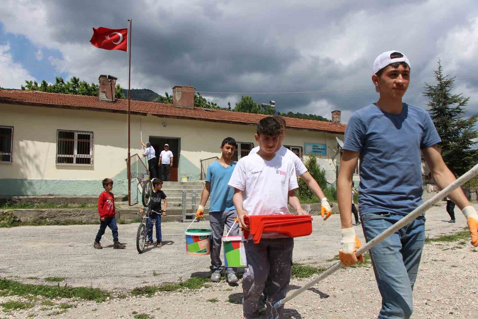 amasyada koy okulunu liselilerin tamir takimi boyadi NmMRKZ5p
