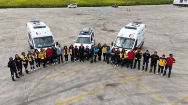 ambulanslarin yeni kahramanlari 16 kadin surucu SBRLLYhW