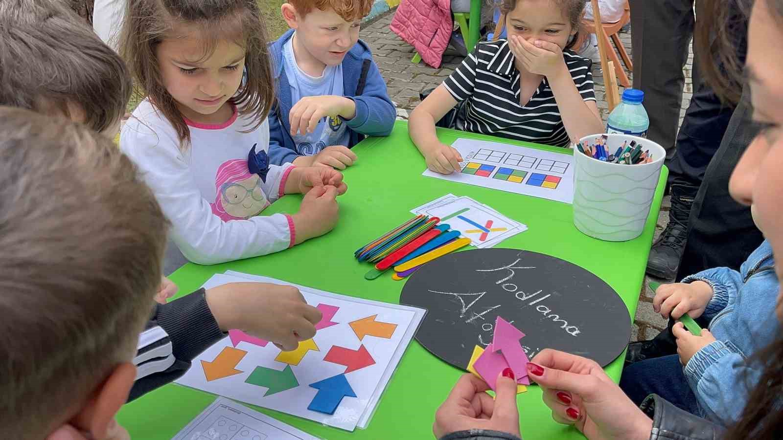 anaokulu ogrencileri doyasiya eglendi 7UsuNWEm
