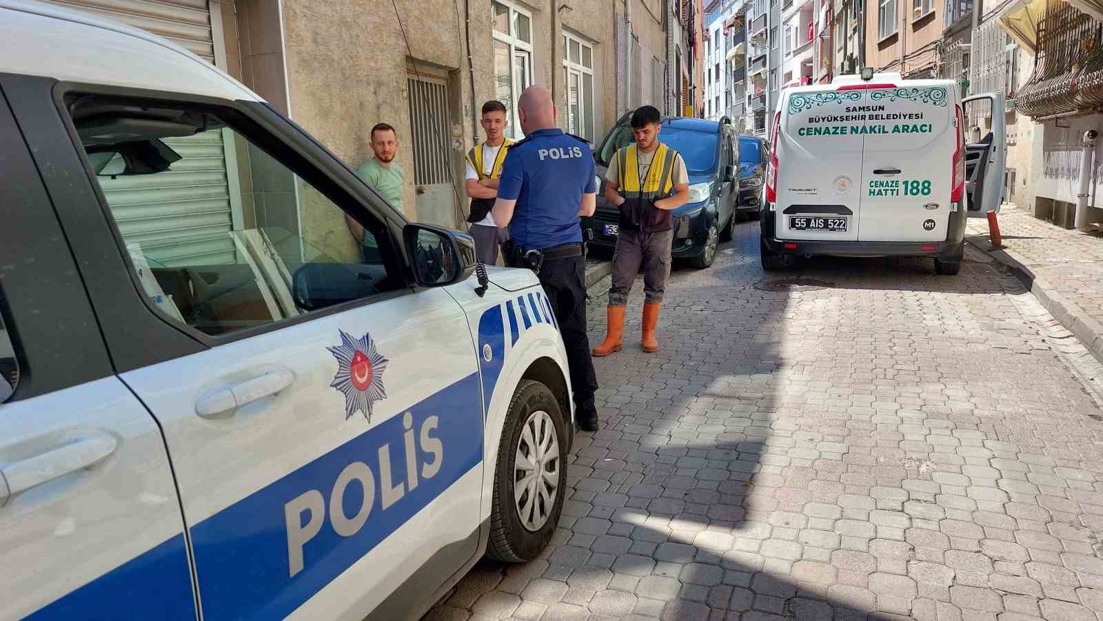 apartmana yayilan koku yasli adamin oldugunu ortaya cikardi VXI437pk