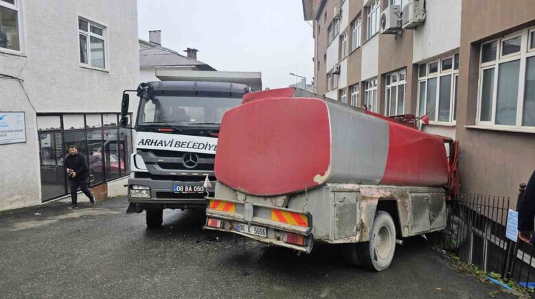 arhavide freni bosalan mazot yuklu tanker kaymakamlik binasina carparak durabildi r6KLKBQy