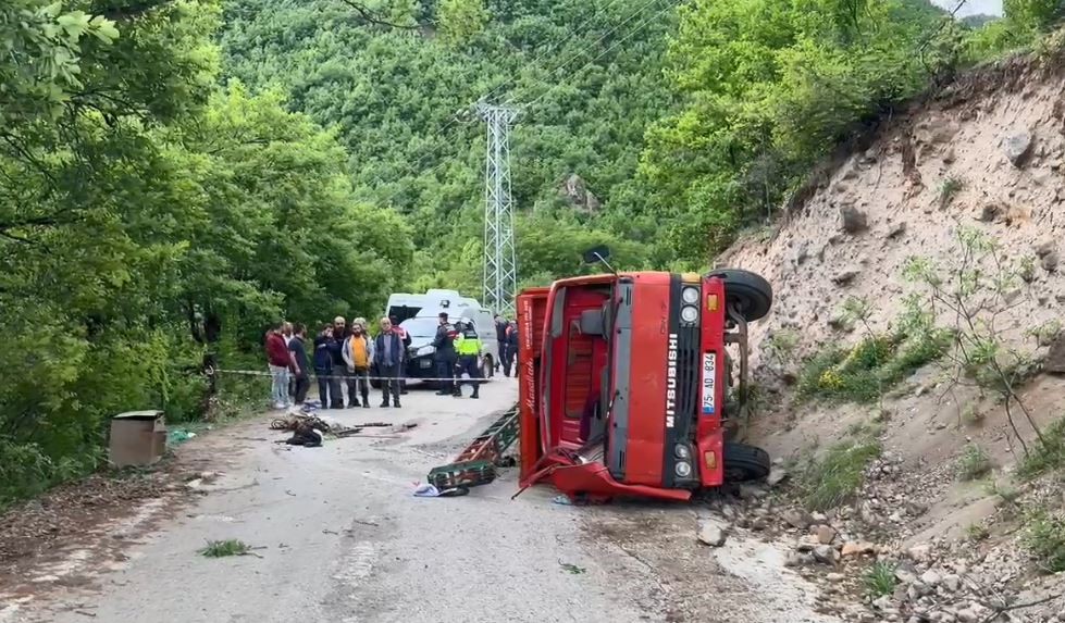 artvinde is makinesi kaza yapti 1 olu 2 yarali