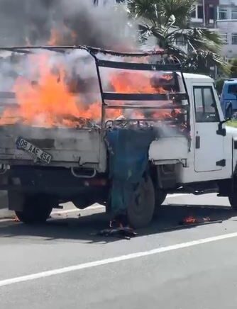 artvinde seyir halindeki kamyonun kasasindaki kartonlar alev aldi ibqVl6uE