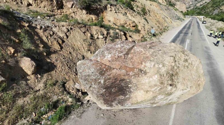 artvinin ardanuc ilcesinde dev kaya yola dustu d1xXFxuY
