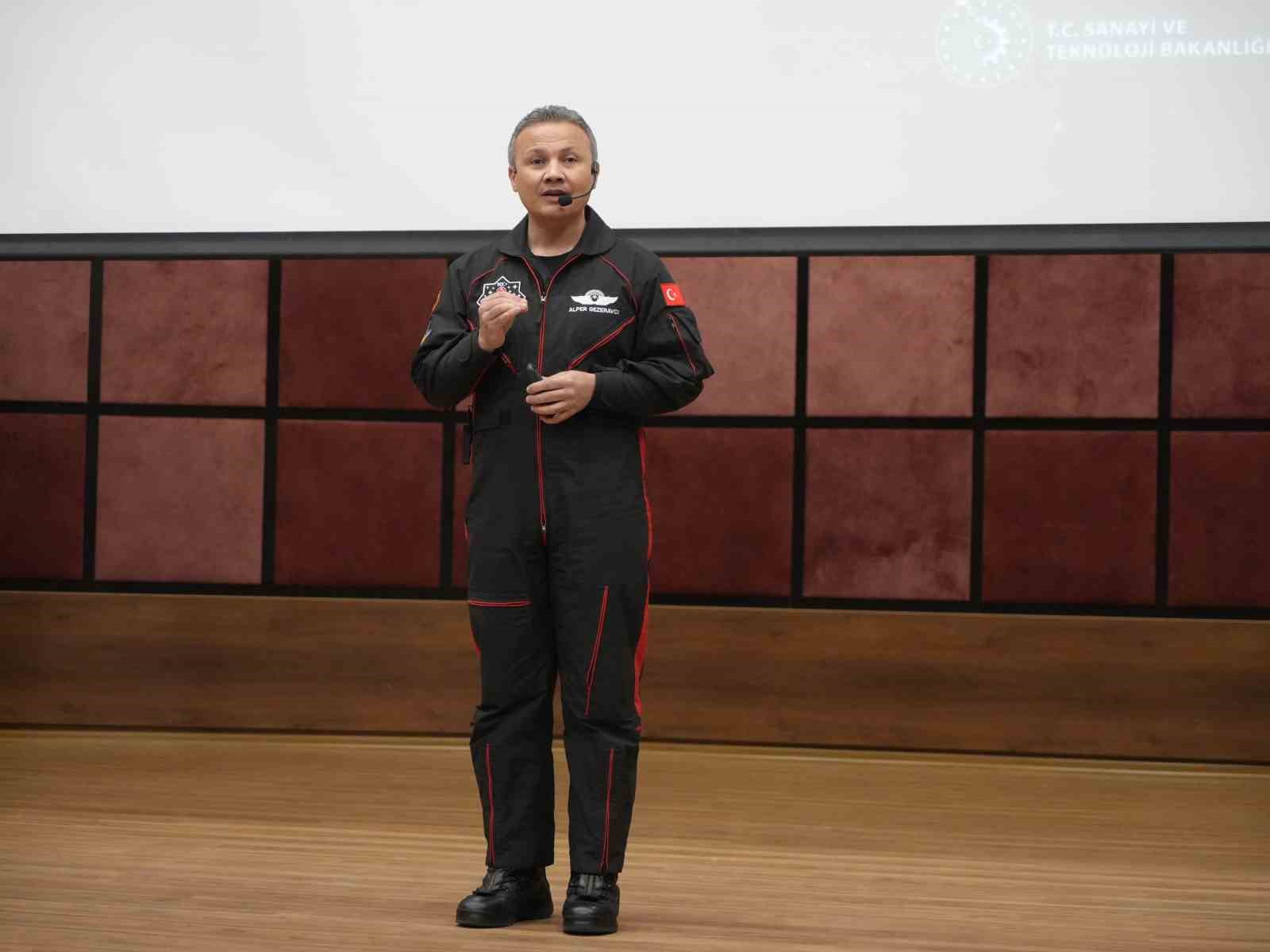 astronot alper gezeravci uzay alaninda ciddi calismalarin altina imza atmis milletlerden biriyiz
