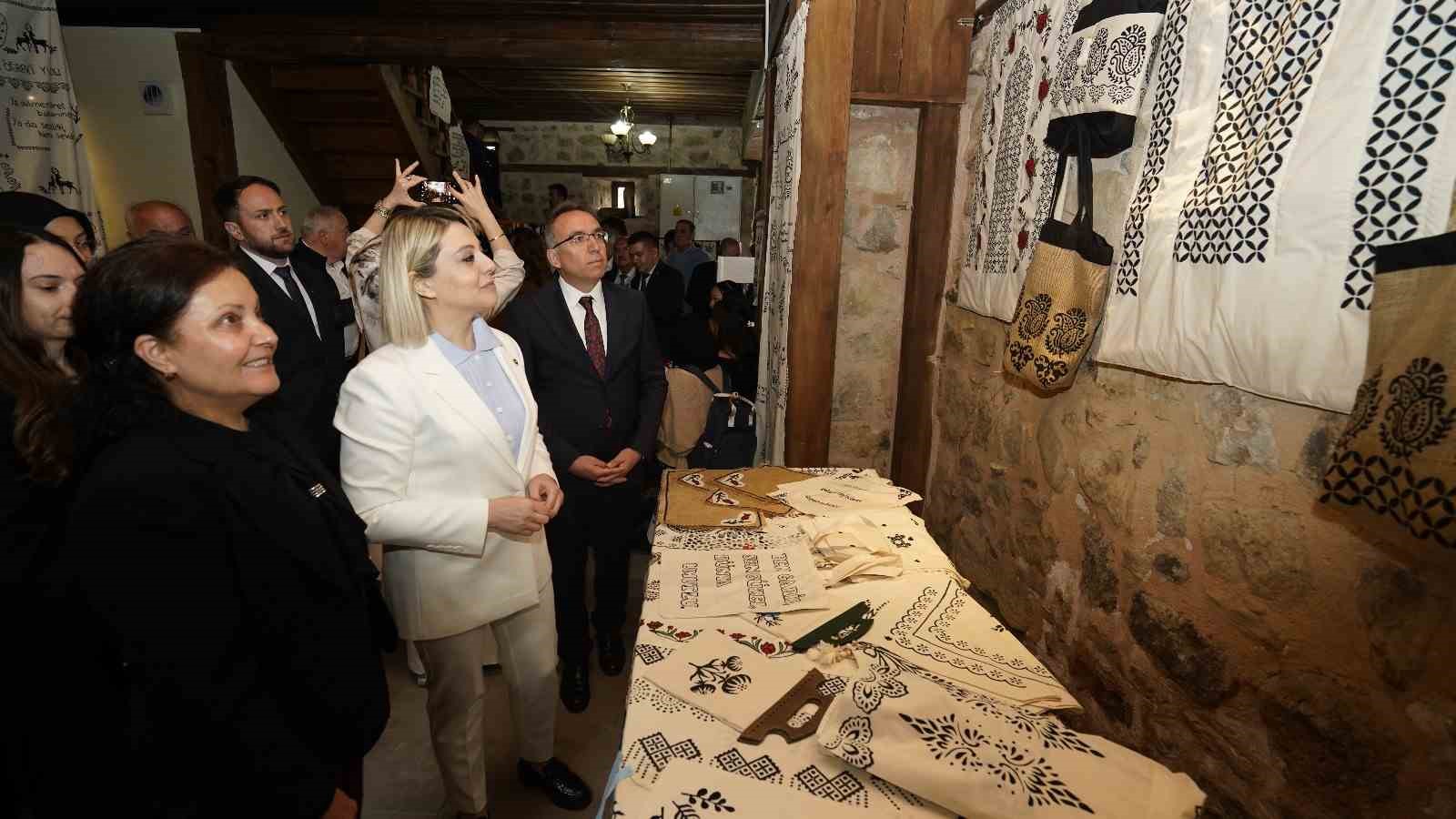 atik malzemeler universite ogrencilerinin elinde sanata donustu GRINhtOd